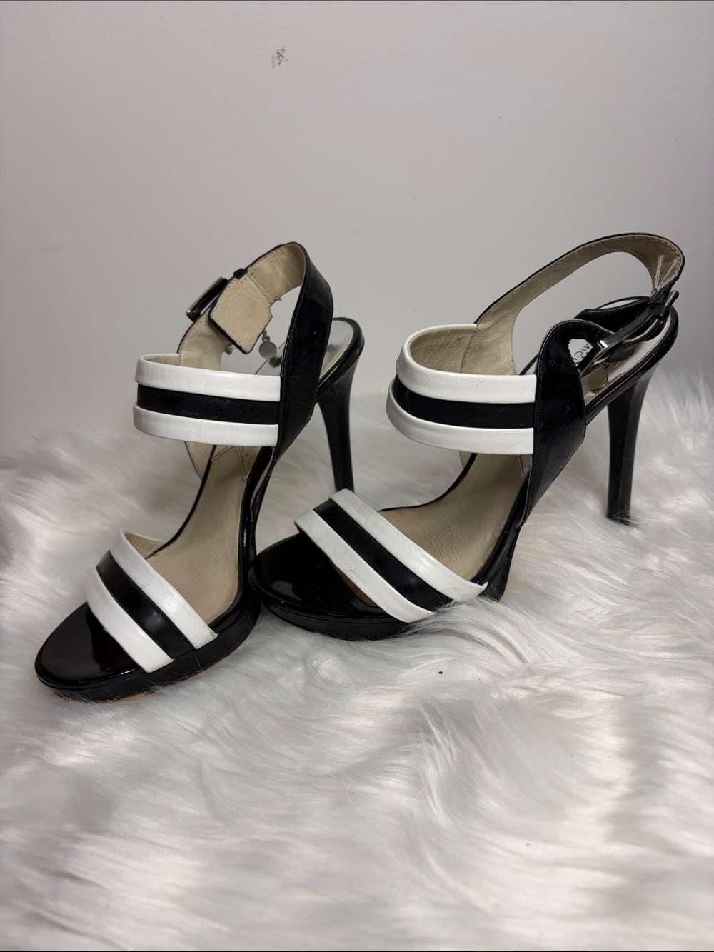 MICHAEL KORS Black and White 41/2” Heels SIZE 6